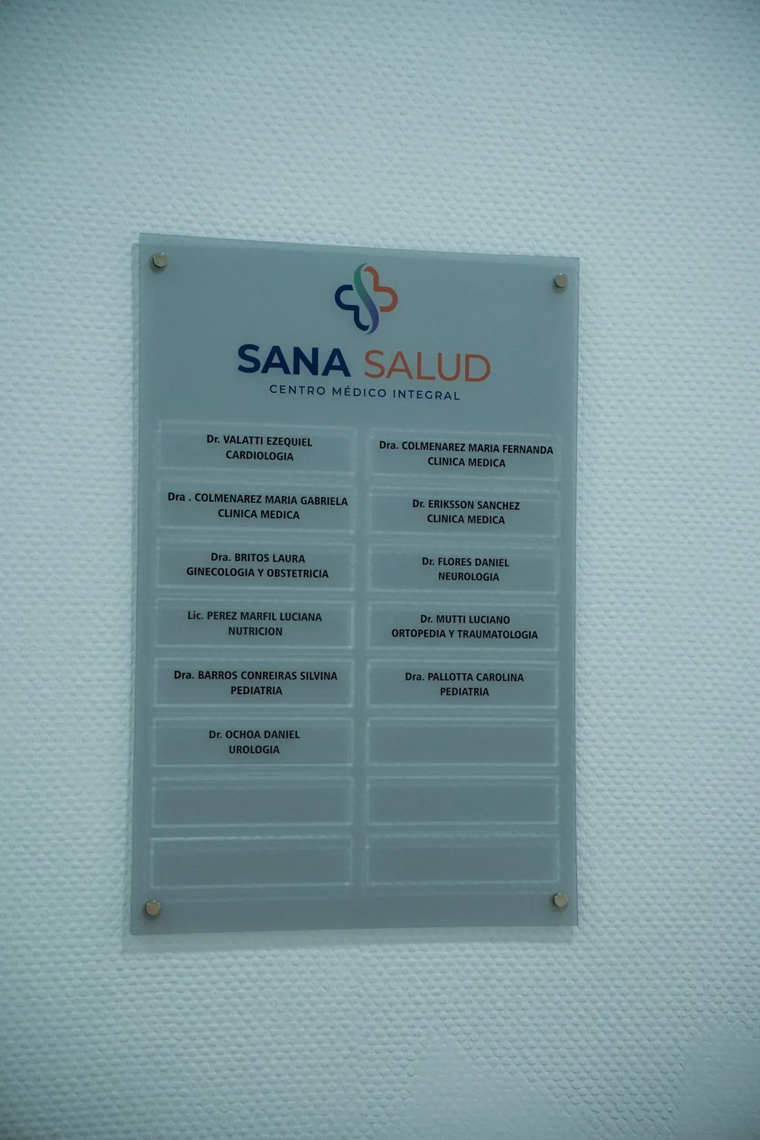 Cartel con las especialidades médicas que atienden en Sana Salud.