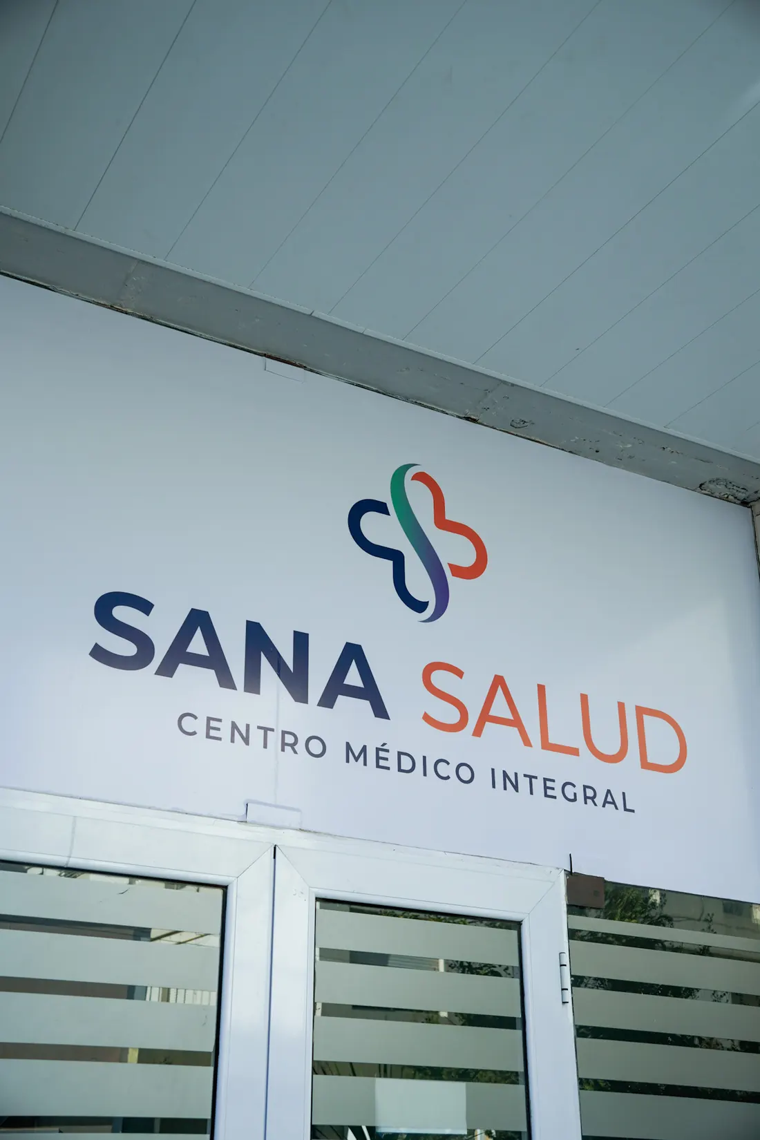 Ingreso de Sana Salud, centro médico integral, en Alvarado 323, Bahía Blanca.