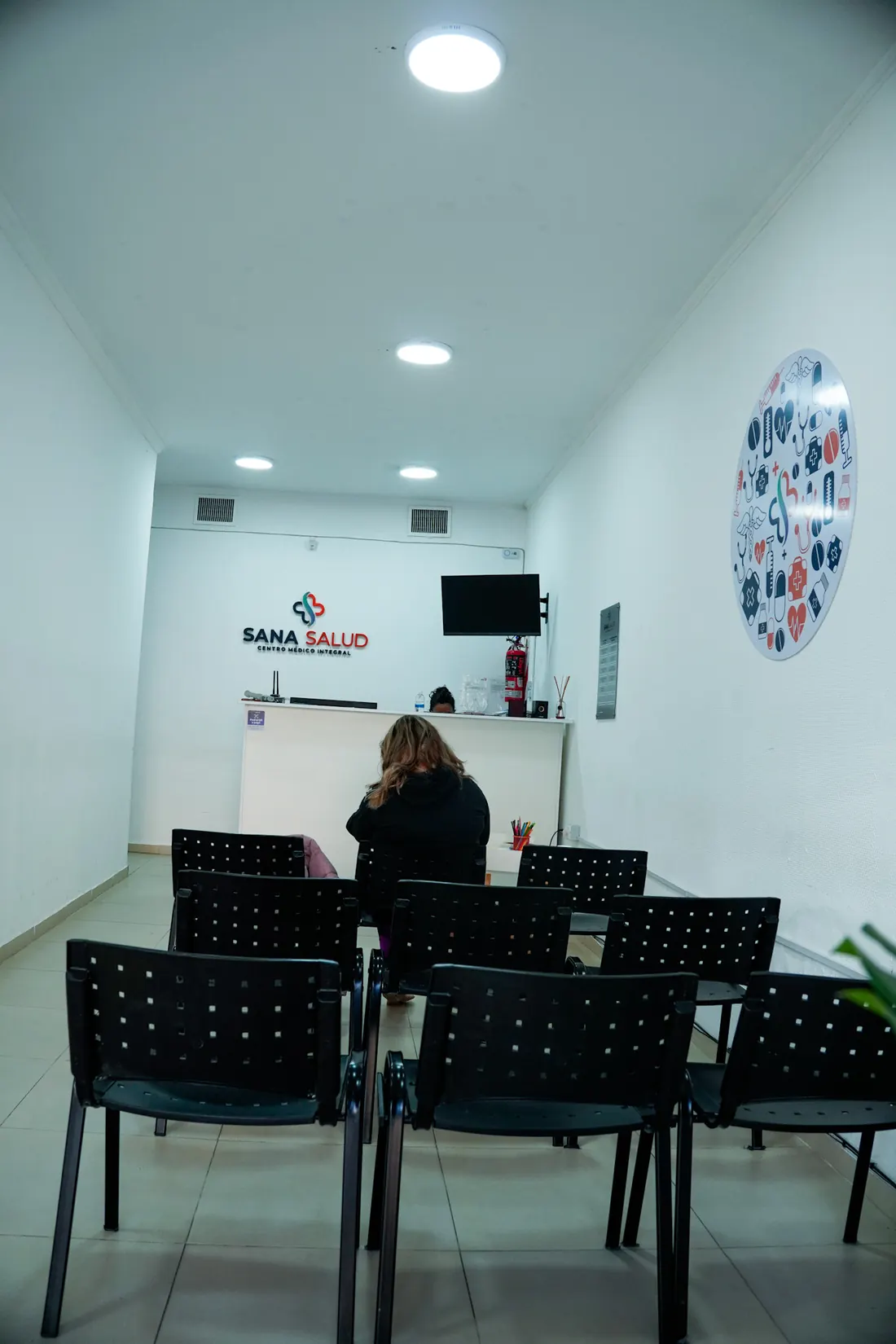 Sala de espera de Sana Salud con la recepción al fondo.