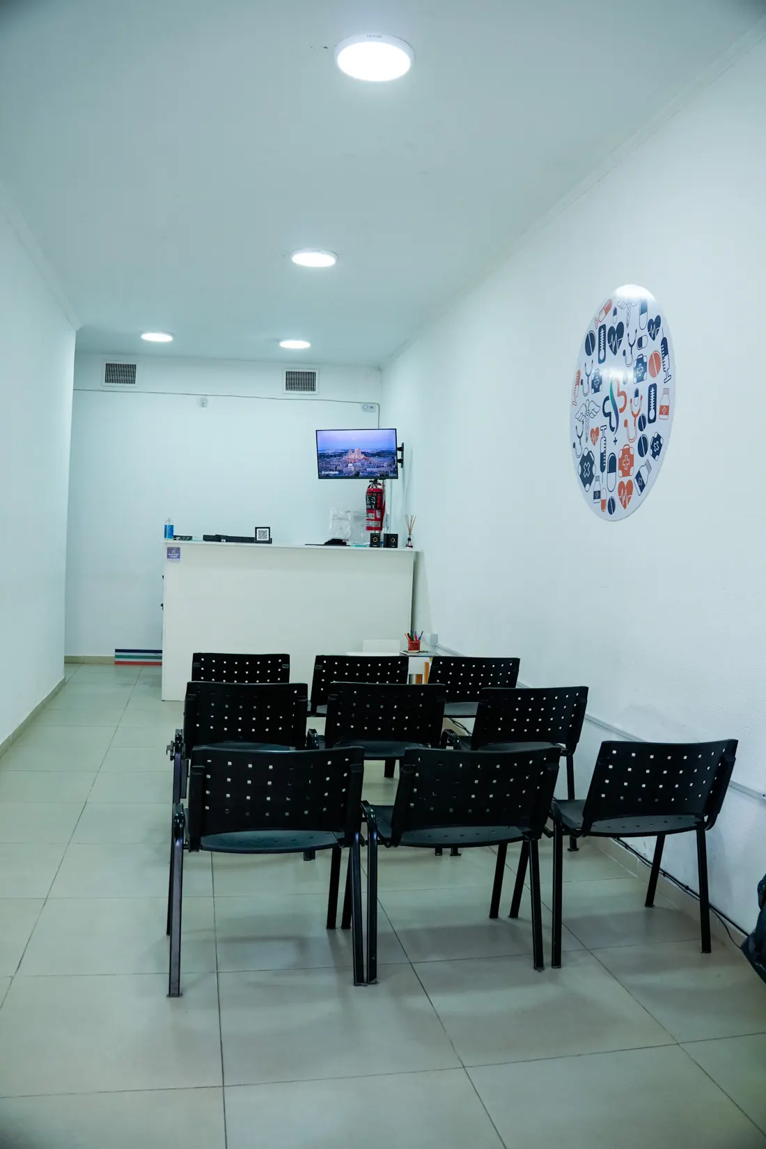 Sala de espera y recepción de Sana Salud en Bahía Blanca.